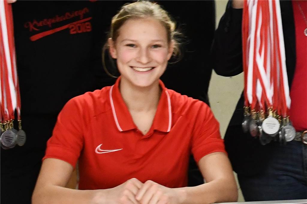 Lieber kein Training: „Wir wollen nicht zur weiteren Spaltung beitragen“ Nele Neuwerth studiert unter anderem Sport in Kiel und trainiert die C-Juniorinnen der JSG Unna/Billmerich.