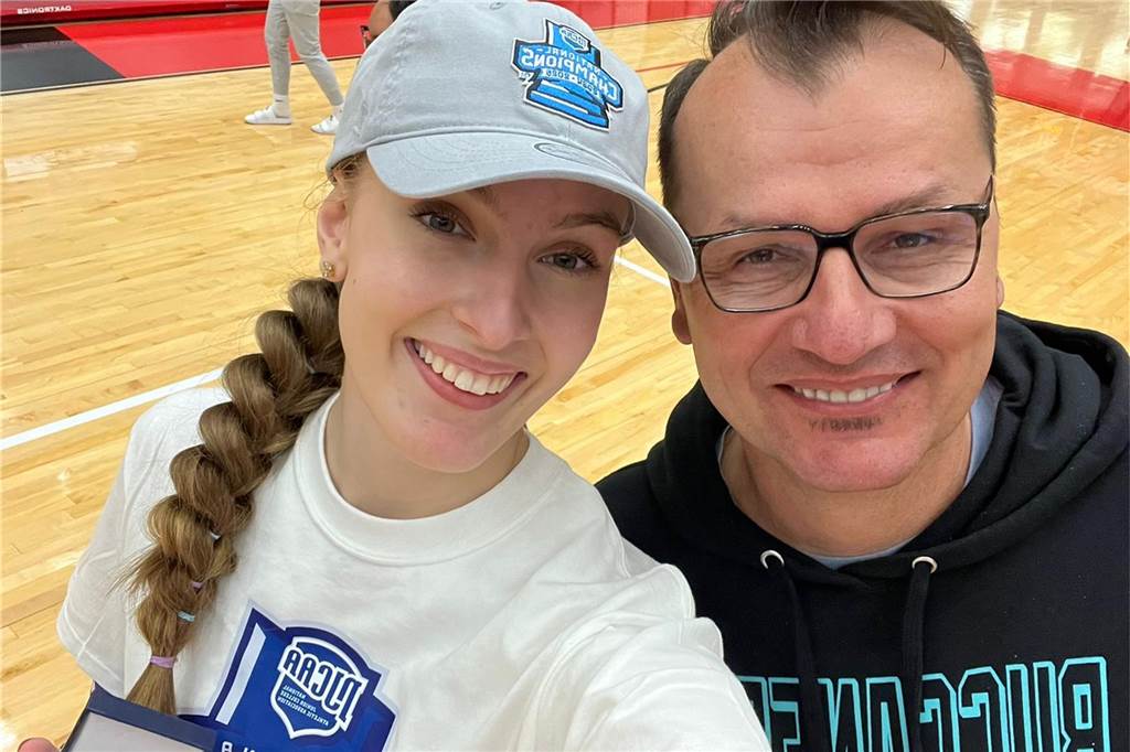 Nordkirchenerin gewinnt historischen Titel in den USA Neles Broszat posiert mit ihrem Vater für ein Foto.