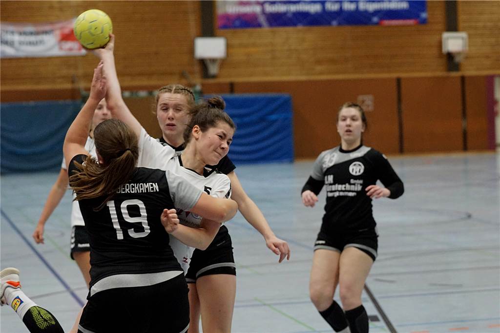 Trainer der Königsborner Handballerinnen steht fest – und er bekommt direkt eine Hiobsbotschaft Nell Hering wird in dieser Szene in die Mangel genommen. Gestoppt wird die durchsetzungsstarke Spielerin nun durch einen Kreuzbandriss.