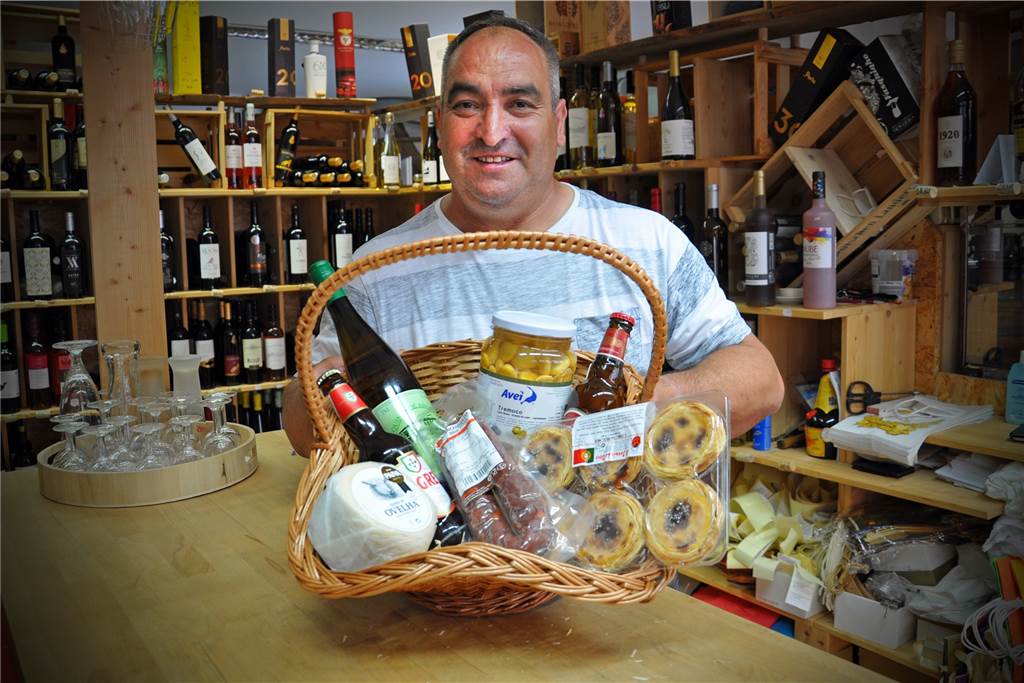 Nelson Marques betreibt den portugiesischen Feinkost-Laden "Olá Portugal". Wenn gewollt, stellt er natürlich auch Präsentkörbe zusammen.