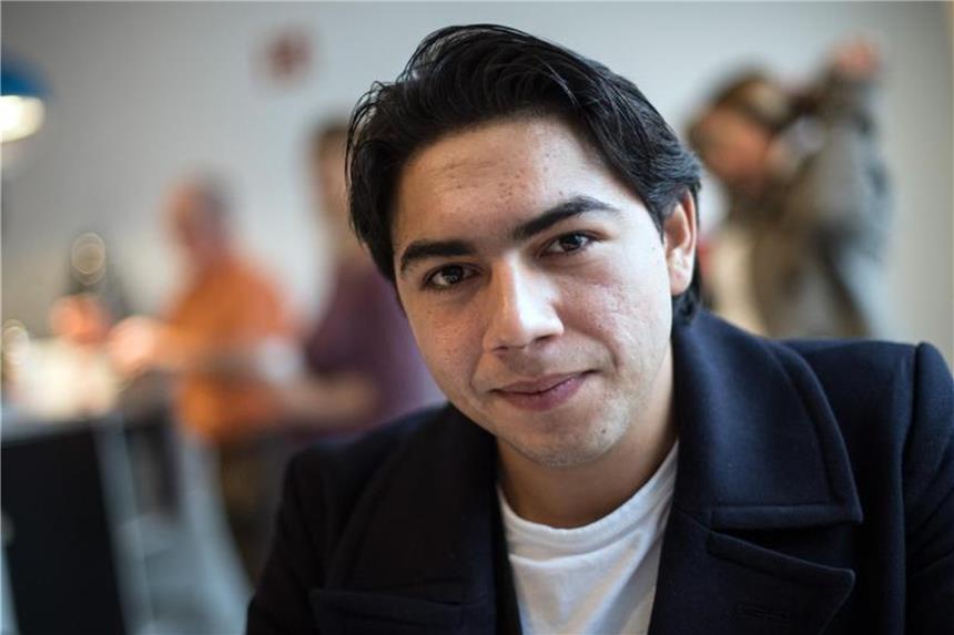Förderschüler gegen NRW: Gutachterin sieht Behördenfehler Nenad M. sitzt in Köln in Räumen des Vereins "mittendrin e.V". Der Ex-Förderschüler sieht sich zu Unrecht als geistig behindert eingestuft. Foto: Federico Gambarini/Archiv