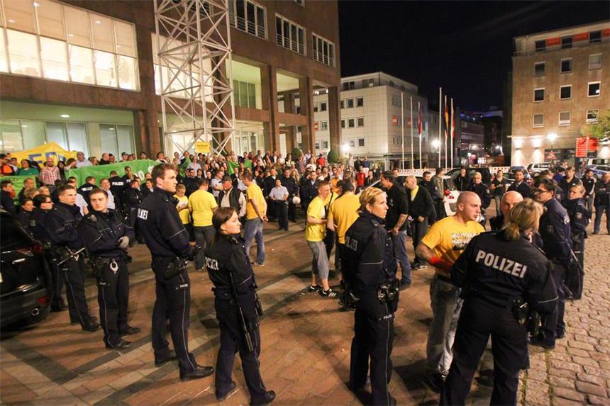 Warum "Die Rechte" verboten werden muss Neonazis am Sonntagabend vor dem Dortmunder Rathaus.