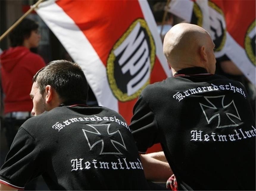 Neonazis bei einem NPD-Aufmarsch (Archivfoto). Rechte Hetzparolen sind nur auf Deutsch strafbar.