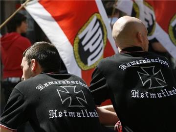 Neonazis bei einem NPD-Aufmarsch (Archivfoto). Rechte Hetzparolen sind nur auf Deutsch strafbar.