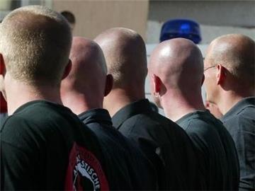 Neonazis in Wunsiedel (Archivfoto). Der Volksverhetzungsparagraf verstößt laut Bundesverfassungsgericht nicht gegen das Grundgesetz.