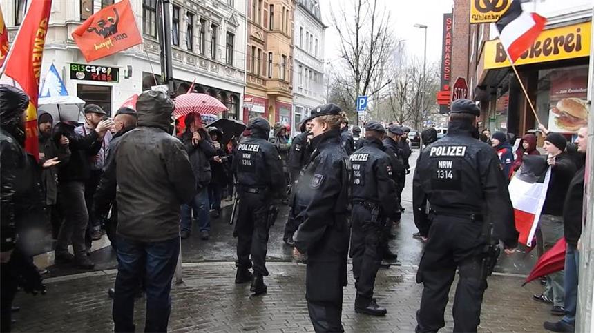 Neonazis (rechts) stufte die Polizei als Teilnehmer der Ostermarsch-Kundgebung ein, weil sie daran teilnehmen wollten.