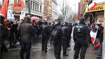 Neonazis (rechts) stufte die Polizei als Teilnehmer der Ostermarsch-Kundgebung ein, weil sie daran teilnehmen wollten.