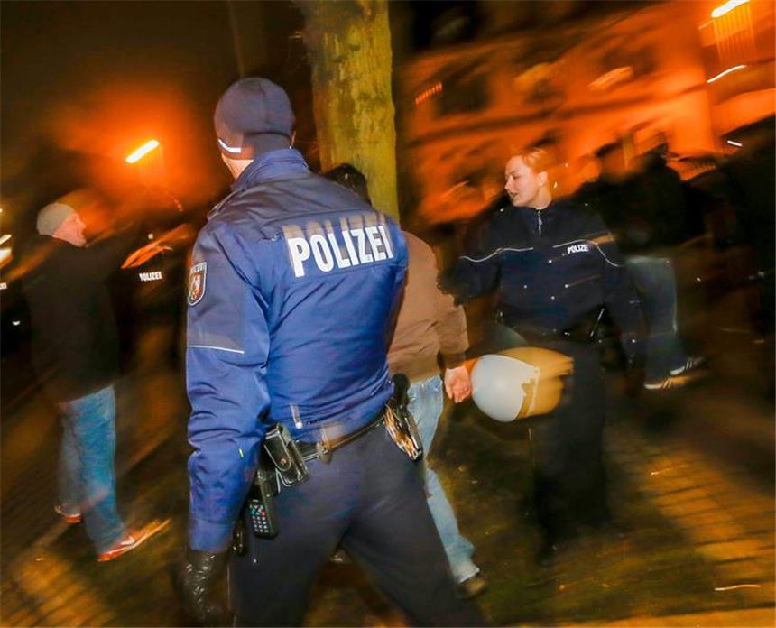 Rechtsextremisten stören Bürgerinformation - Polizist verletzt Neonazis störten die Bürgerinformation in Eving. Vor der Kirche kam es zu Auseinandersetzungen mit der Polizei..