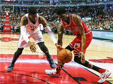 Nerlens Noel (l) spielt jetzt zusammen mit Dirk Nowitzki bei den Dallas Mavericks. Foto: Tannen Maury