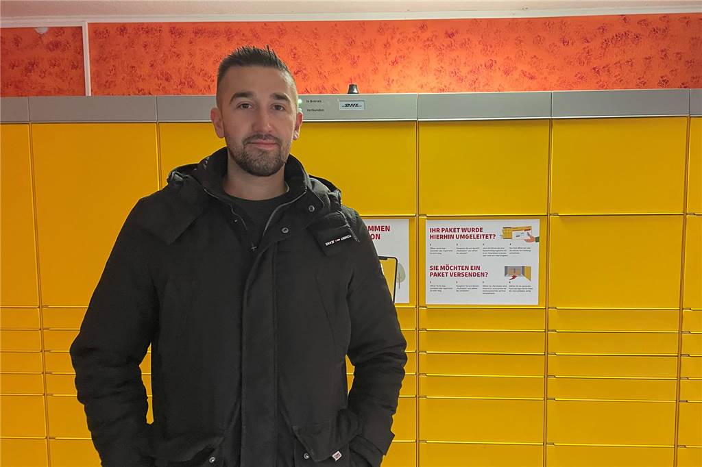 Per Smartphone zum Paket: Neue Paketstation ist App-gesteuert Nermin Hadzibulic steht vor der neuen Paketstation in seinem Ladenlokal.