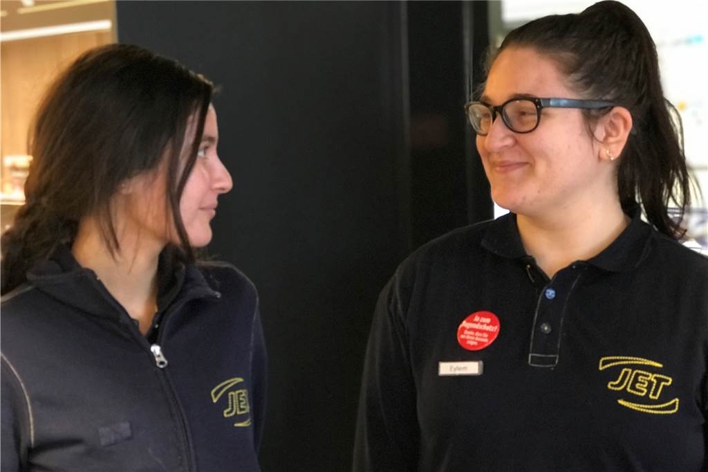 Wie sich Tankstellen in Castrop-Rauxel auf mögliche weitere Überfälle vorbereiten Nesrin Uzuntas (l.) und Eylem Oskay arbeiten in der Jet-Tankstelle an der Bahnhofstraße.