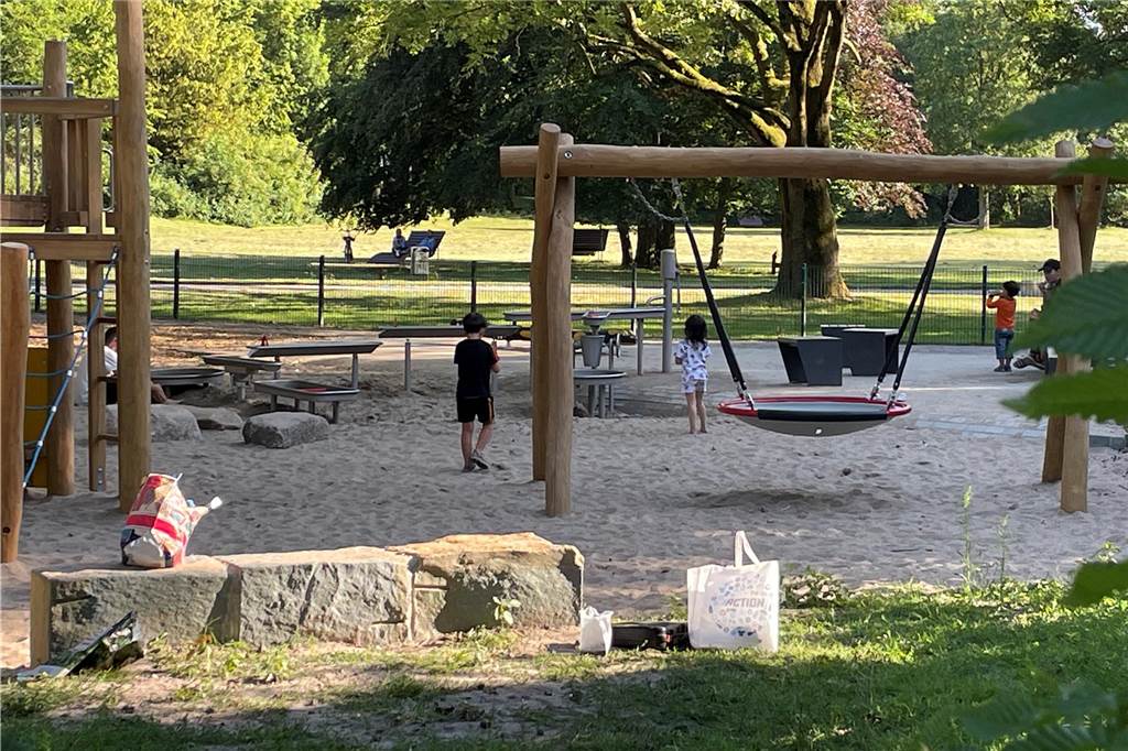 Nestschaukel, Kletterturm, Matschbahn: Nur das kleine Karussell ist noch nicht freigegeben. 