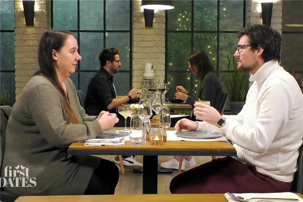 Suche nach der Partnerin fürs Leben: Stephan Seidel war bei First Dates dabei Menschen sitzen an einem Tisch.