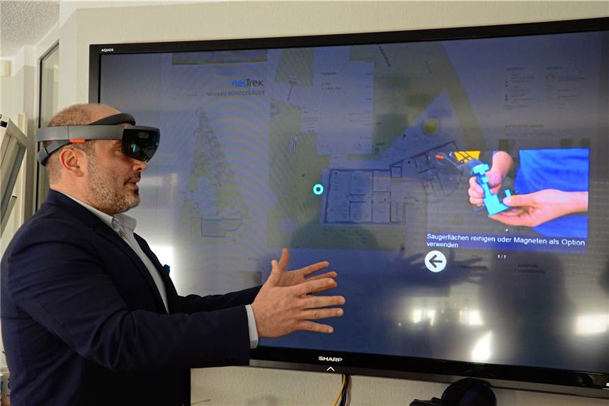 Dorstener Unternehmen netTrek für Vestischen Unternehmenspreis nominiert netTrek-Gründer Saban Ünül demonstriert, wie mit einer virtuellen Brille das E-Learning funktioniert.