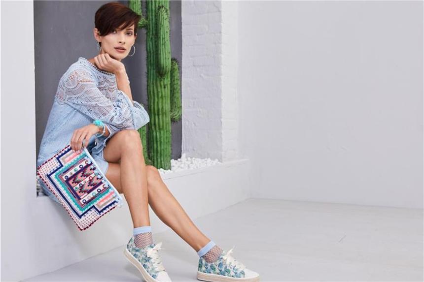 Turnschuhe und Pantoletten sind Schuhtrends für Frauen Netzsöckchen - hier in Kombination zu einem sommerlichen Sneaker mit floralem Design und Satin-Schnürsenkeln von Deichmann - sind der neue Trend (Schuh ca. 23 Euro, Clutch ca. 10 Euro). Foto: Deichmann