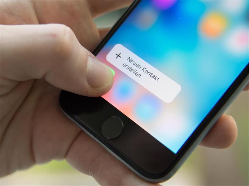 Neuheiten von Apple: Das iPhone 6S und 6S Plus im Test Neu an Bord ist eine 3D-Touch genannte Funktion. Mit einem harten Fingerdruck auf die Programmsymbole können neue Funktionen ohne viele Klicks aufgerufen werden. Foto: Andrea Warnecke