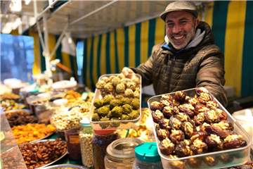 Neu auf dem Fröndenberger Wochenmarkt: Ahmed Mourabit (48) aus Dortmund erhielt einen heißen Tipp in Werne.