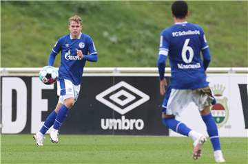 Neu auf Schalke: Kilian Ludewig (l.) feierte gegen Paderborn seine Premiere im Trikot der Blau-Weißen.