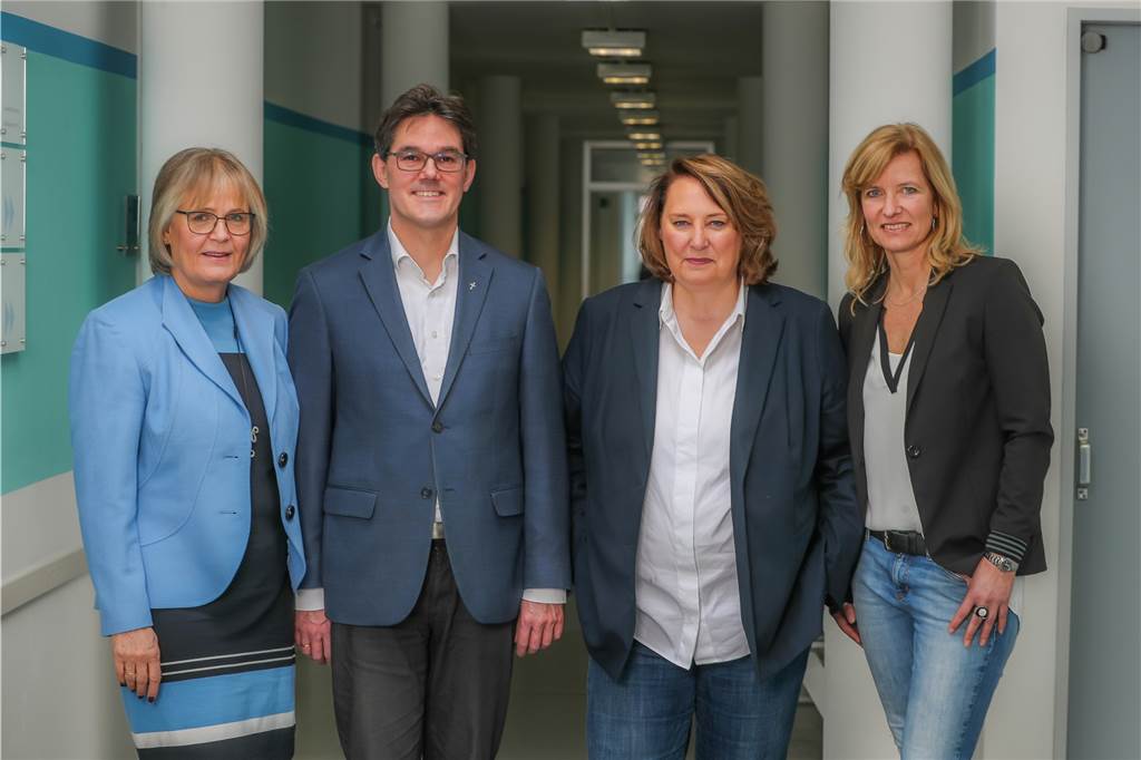Wohnungsnot macht scheidender Diakonie-Geschäftsführerin „Riesensorgen“ Neu aufgeteilt wird die Geschäftsführung der Diakonie nach dem Abschied von Anne Rabenschlag (l.). Ihre Nachfolger sind (v.l.) Niels Back, Uta Schuette und Sabine Kalies.