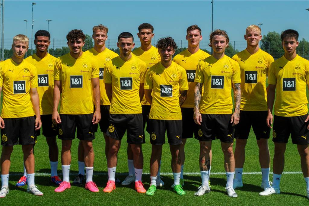 BVB-U23 startet Vorbereitung: Auftakt mit zwei Neuzugängen und einer Überraschung Die Neuzugänge der BVB-U23 posieren auf einem Gruppenbild.