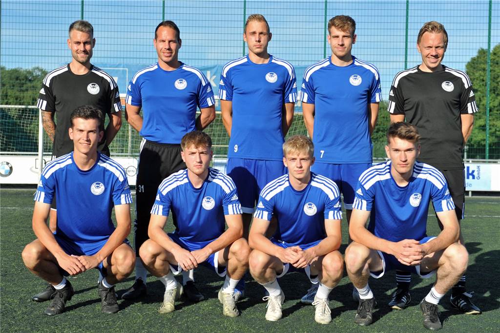 SuS Stadtlohn startet „diesmal nicht von der Pole Position“ Neu beim SuS: (oben v.l.) Co-Trainer Alexander Lanfer, Tobias Ladermann, Marvin Robert, Chris Klöpper, Trainer Hendrik Maduschka; (unten v.l.) Luis Wiciok, Finn-Luca Heisters, Nils Cordes und Johan Schlüter. Es fehlt Laurentin Tuca.