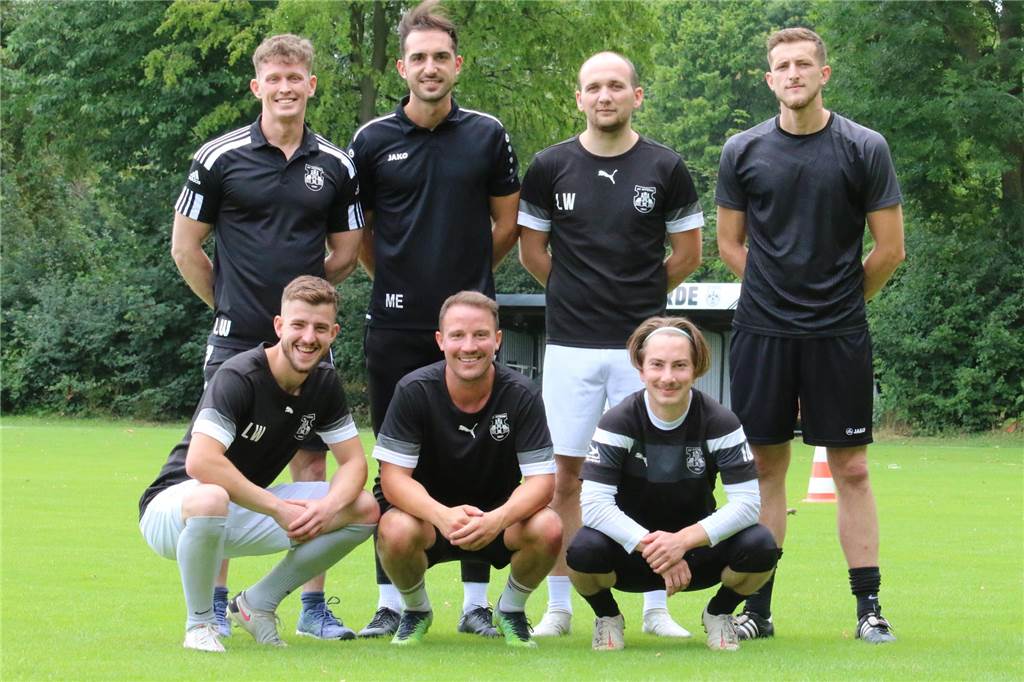 Aufsteiger SV Afferde startet äußerst geerdet: „Die Konkurrenz kann sagen, was sie möchte“ Neu beim SV Afferde: (v.l. oben) Trainer Lorenz Wagener mit Mark Ellerkmann, Marcel Duve, Burim Losaj, (v.l. unten) Gezim Losaj, Frorian Bräckelmann und Daniel Fröse.