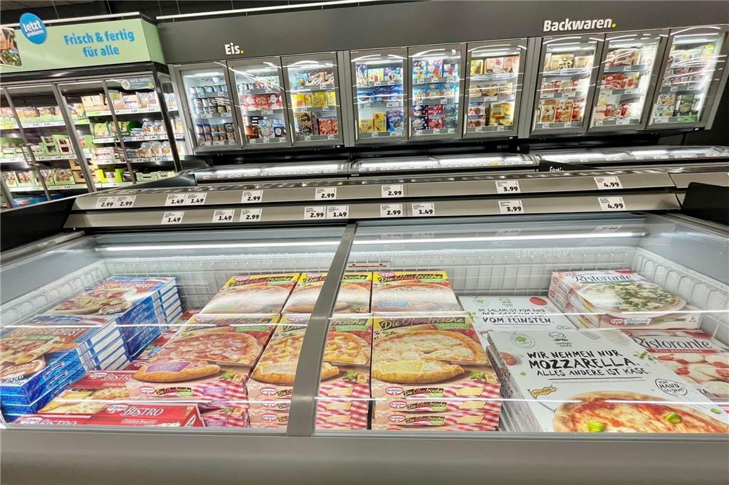 Erste Eindrücke aus dem „neuesten Penny-Markt der Welt“ Neu gestylte Kühlteken.