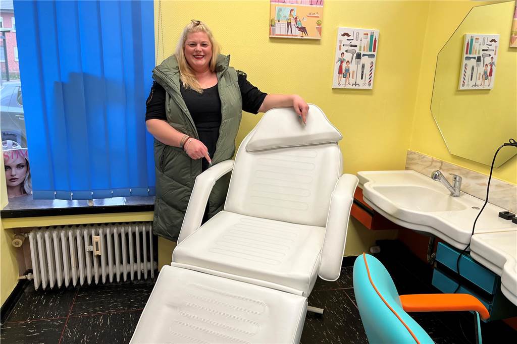 Friseursalon „Haardy’s“ ist zurück: „Wir möchten hier nicht wieder weg“ Deborah Sobottka präsentiert die Kosmetikecke im Friseursalon "Haardy's".