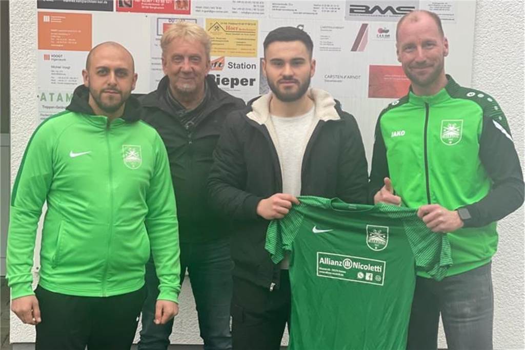 SuS Oberaden baut sein Team weiter auf: Robuster Abwehrspieler kommt im Sommer dazu Neu im Team des SuS Oberaden: (v.l.) die Sportliche Leitung mit Deniz Kilinc und Roland Daslik sowie Geschäftsführer Tim Borneheim (r.) begrüßen Tarik Özkan.