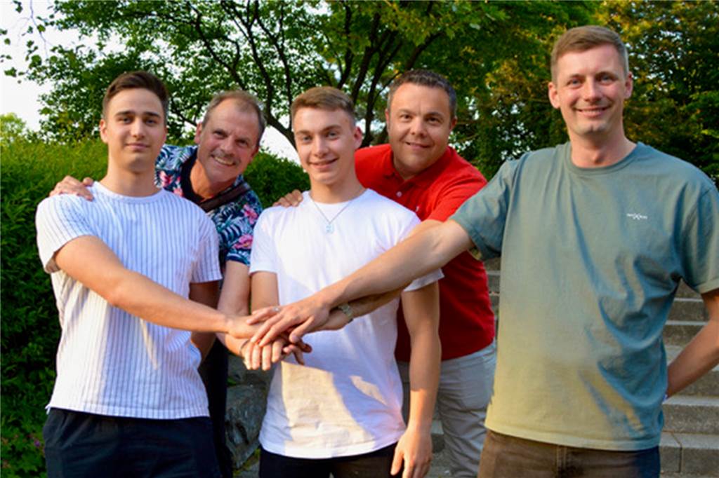 „Premiumsituation“: HC TuRa lotst Ex-Keeper aus der 3. Liga zurück und vermeldet weitere Neuzugänge Neu im Team: Holger Schöße (hinten l.) und Andreas Duda mit (v.l. vorne) Louis Hesse, Joshua Kiemann und Tim Faber.