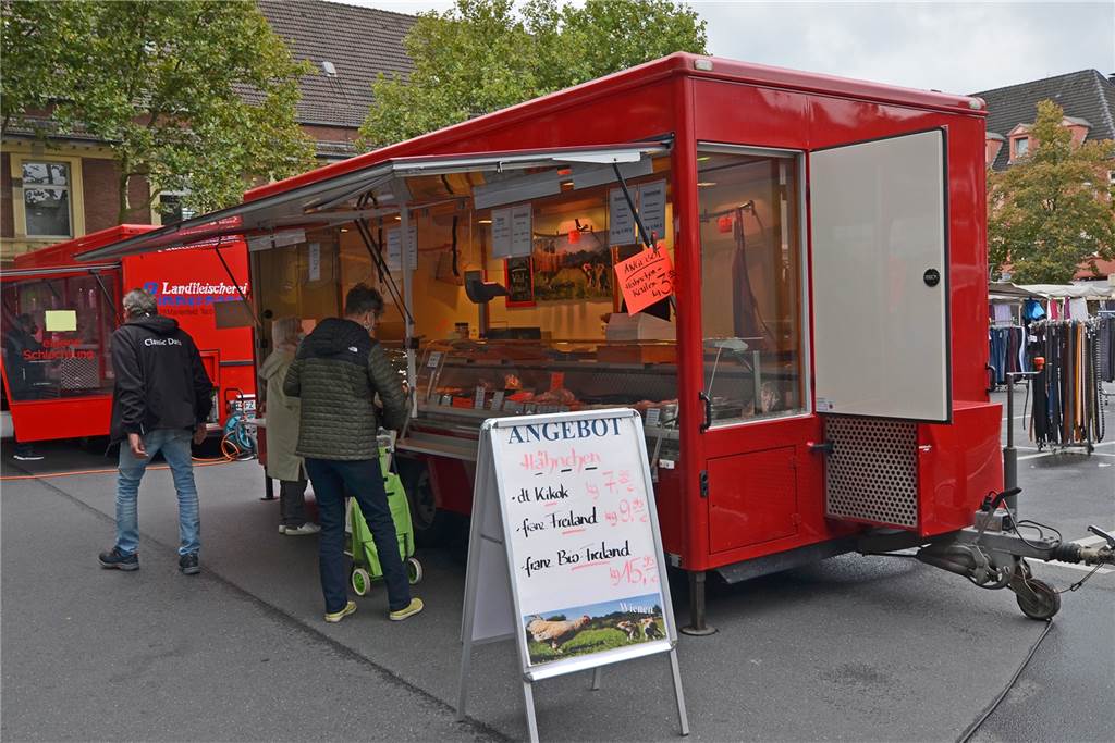 Markt-Besucher sind glücklich: Endlich wieder Geflügel und Wild Neu in der Reihe der Verkaufswagen ist der Geflügel-Stand. Die Mengeder freuen sich über das wieder ergänzte Warenangebot auf dem Wochenmarkt am Samstag.