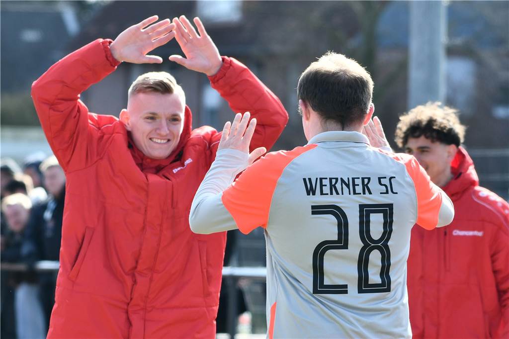 Mit sehr jungem Kapitän: Werner SC II will auf Erfolgsspur bleiben Neu-Kapitän Julien Brehorst (l.) klatscht mit einem Mitspieler ab.