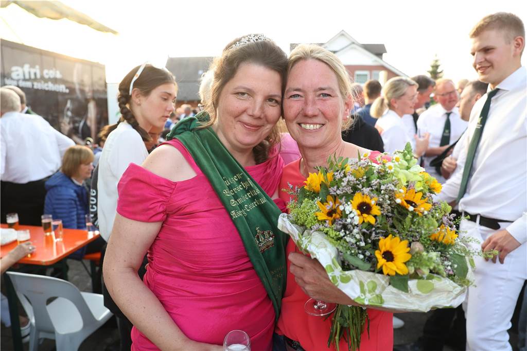 Die neue Königin Heike Zobel steht mit ihrer Vorgängerin Simone Greive zusammen. 