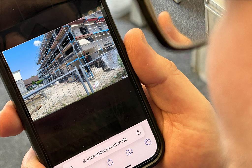 Penthouse-Luxus und Neubau: So hoch sind die Mieten in Werne und Selm Ein Mann schaut sich auf seinem Smartphone ein Immobilieninserat in Werne an.