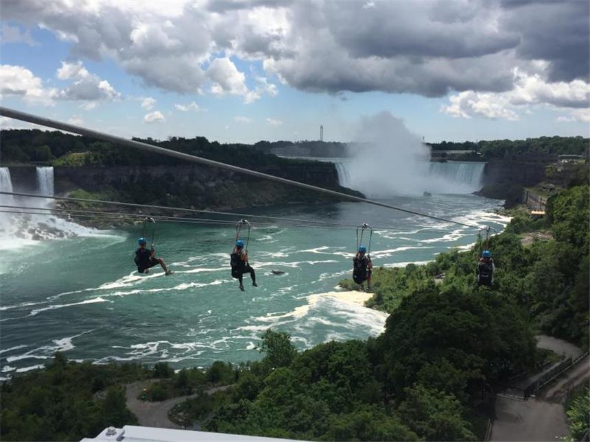 Neue Attraktion für Abenteuertouristen bei den Niagarafällen: Auf vier parallelen Seilrutschen können Besucher jetzt durch die Schlucht sausen. Foto: WildPlay Niagara Falls/dpa-tmn