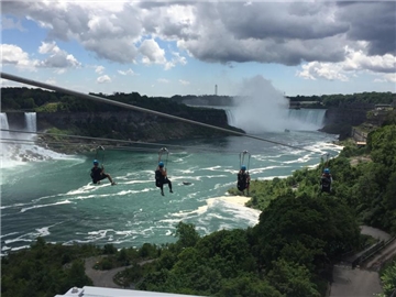Neue Attraktion für Abenteuertouristen bei den Niagarafällen: Auf vier parallelen Seilrutschen können Besucher jetzt durch die Schlucht sausen. Foto: WildPlay Niagara Falls/dpa-tmn