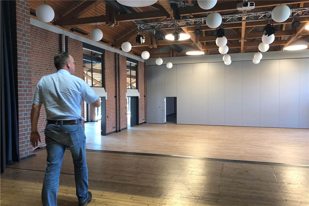 Umbau beendet: Gesundheitsminister Spahn soll Olfener Stadthalle einweihen Neue Beleuchtung, Klimaanlage, Bühnentechnik, Fenster: Die Stadthalle ist wohnlicher und moderner geworden, sagt Markus Freck aus dem Bauamt der Stadt Olfen.