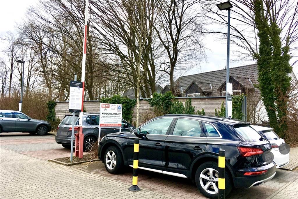 Parkzeiterfassung mit Loyal Parking: Von „Abzocke“ und „Ausreden“ Neue Flexi-Poller verhindern, dass Autofahrer eine Abkürzung über Parkflächen nehmen und dadurch die Kennzeichen nicht erfasst werden