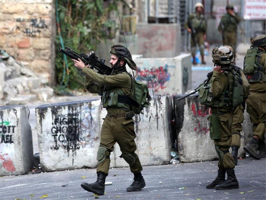 Gewalt in Nahost: Ban ruft zu Friedensgesprächen auf Neue Gewaltwelle in Nahost: Israelische Soldaten im Kampf gegen Palästinenser. Foto: Abed Al Hashlamoun