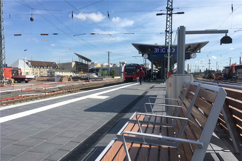 Warum am Dortmunder Hauptbahnhof nur Provinzbahnsteig-Dächer verbaut werden Neue Möbel gehören zur Ausstattung des umgebauten Bahnsteigs. Weniger gut: das sehr kurze Bahnsteig-Dach.
