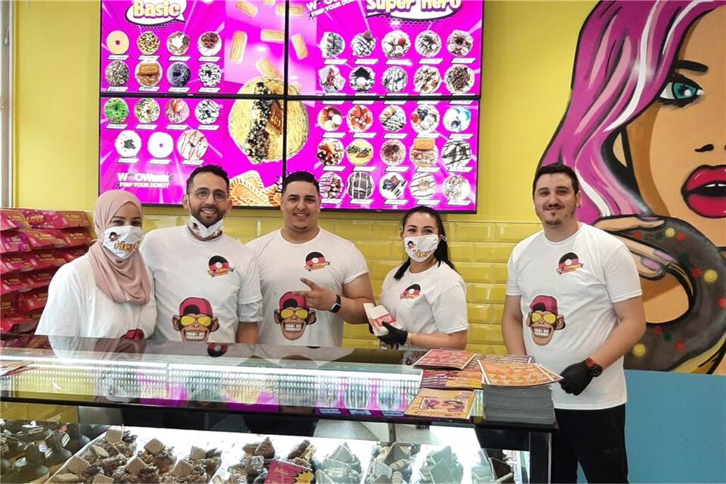 Neue quietschbunte Eisdiele eröffnet in Dortmunder Innenstadt.
