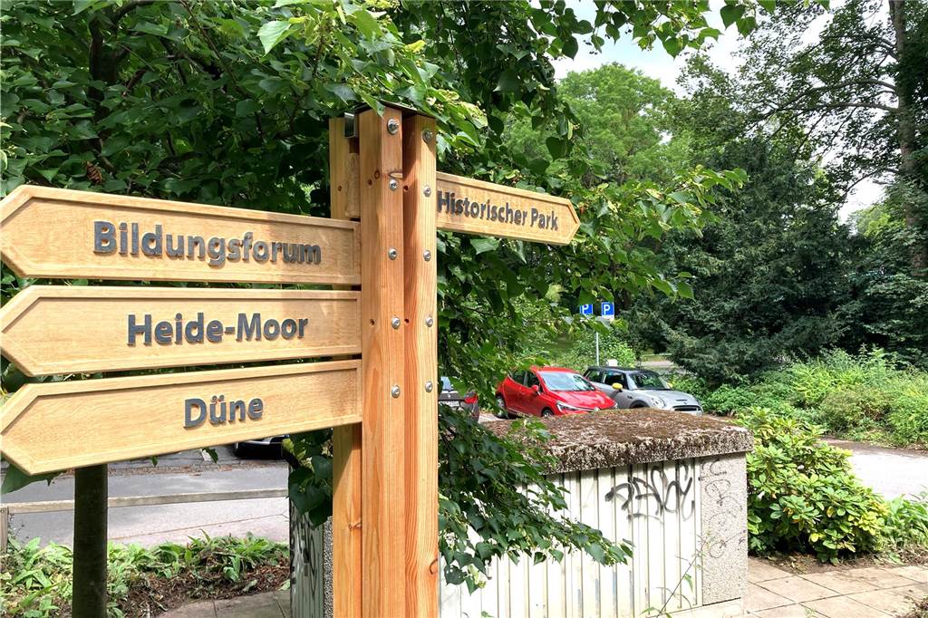 Gestiegene Baukosten: Große Vorhaben im Rombergpark werden verschoben Wegweiser im Rombergpark in Dortmund.