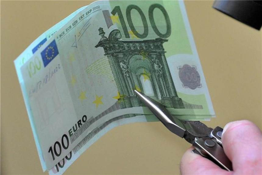 Neue 100- und 200-Euro-Scheine erhalten Porträtfenster Neue Sicherheitsmerkmale beim 100- und 200-Euro-Schein sollen Geldfälschern die Arbeit schwerer machen. Foto: Frank Leonhardt