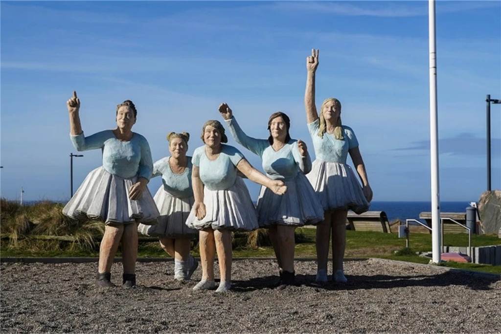 Alltagsmenschen in Nordkirchen: Wie könnte Ausstellung 2026 aussehen? Neue Skulpturen wie der "Mädelsabend" (hier auf Sylt) könnten die Besucher 2026 begeistern.