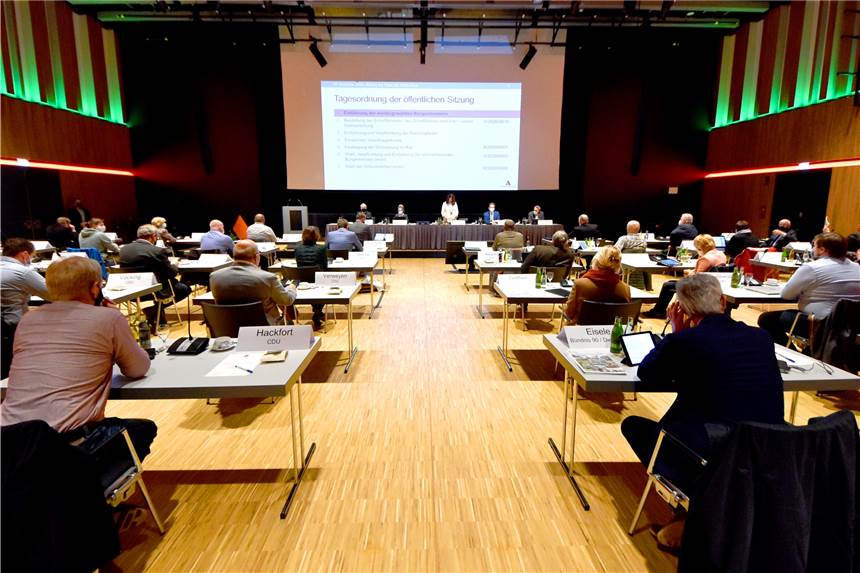 Rat setzt sich durch: Verwaltung braucht ab 50.000 Euro einen Ratsbeschluss Neue Spielregeln für Rat und Verwaltung: In der ersten Sitzung der neuen Ratsperiode haben die Politiker klar gemacht, dass sie mehr Transparenz erreichen wollen – und die Verwaltung strenger als bisher kontrollieren wollen. Diese Entscheidung haben sie in der zweiten Ratssitzung bestätigt.