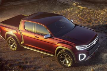 Neue Studie: Der Tanoak ist ein 5,44 Meter langer Pick-up, dessen Kühlergrill VW beleuchtet hat. Foto: Volkswagen AG