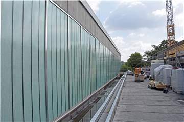Neue und alte Turnhalle (links) grenzen direkt aneinander. Der Bau - hier im August 2019 fotografiert - soll im April 2020 fertig sein.