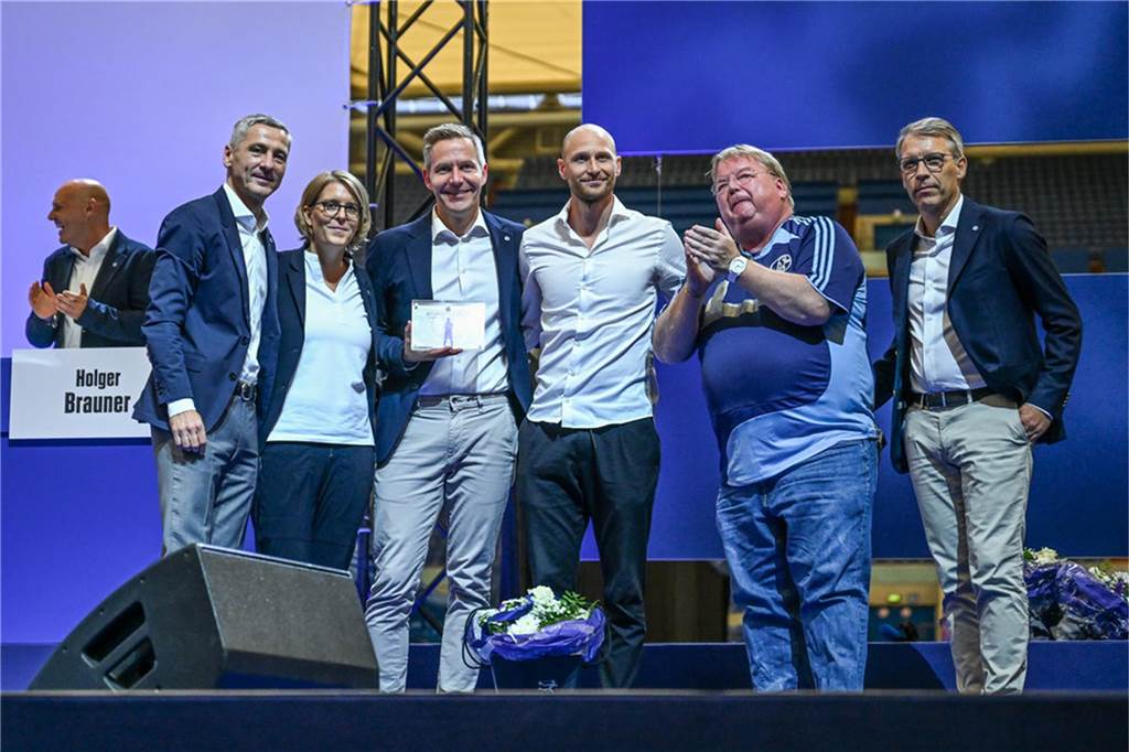 Schalke 04 feiert Benedikt Höwedes: Auszeichung als Ehrenspielführer ist wichtiges Zeichen Ehrung für Benedikt Höwedes
