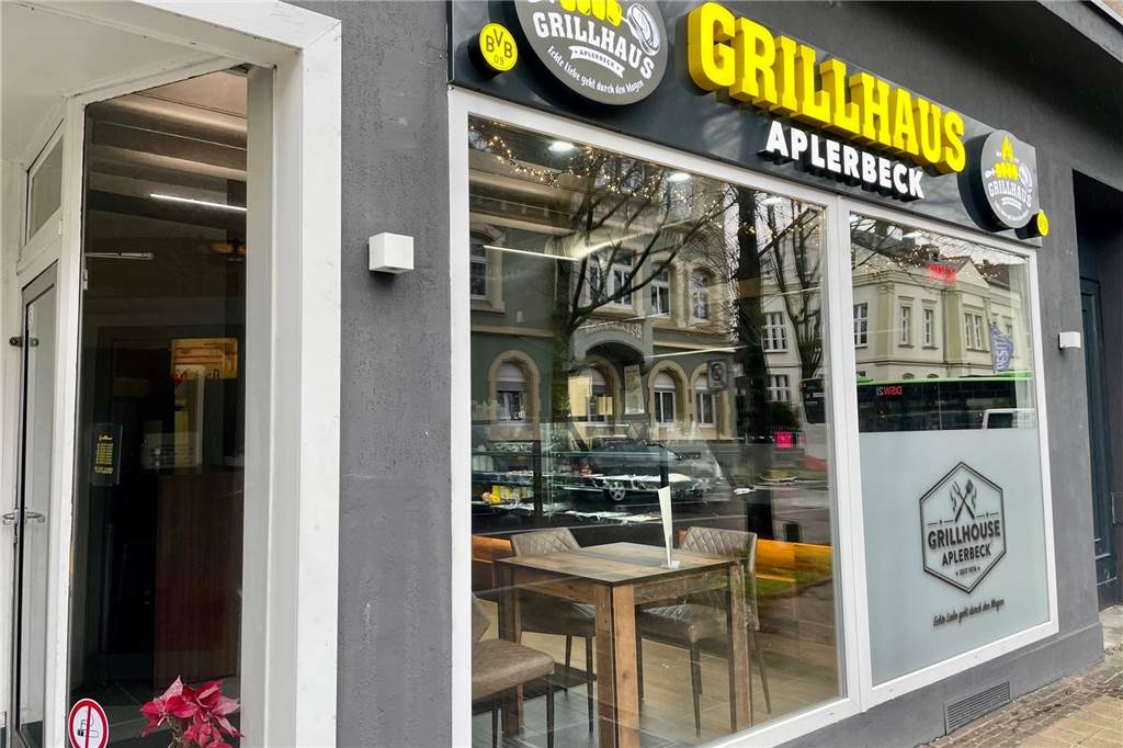 Das Grillhaus an der Köln-Berliner-Straße hat wieder geöffnet Grillhaus in Aplerbeck mit BVB-Wappen