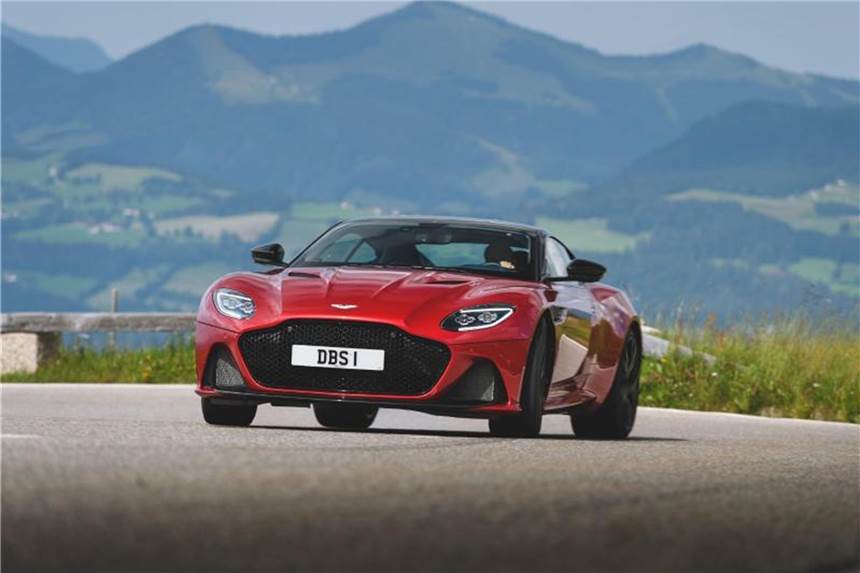 Aston Martin DBS Superleggera vor dem Start Neuer Sportler aus Großbritannien: Der Aston Martin DBS Superleggera startet zu Preisen ab 274.995 Euro und ist mit einem 533 kW/725 PS starken V12-Motor bestückt. Foto: Aston Martin